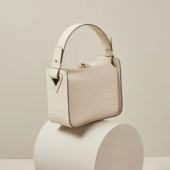 Дамска чанта от естествена кожа в стил ретро с pattern 