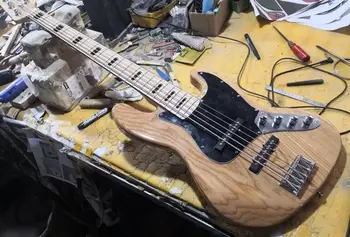 Изработена по поръчка на китайската фабрика нова джаз електрическа бас-китара, корпус от ясен, с цвят на естествено дърво, 5-струнен бас китара, активен звукосниматель 001