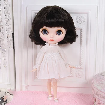 Кукла ICY DBS Blyth с бяла кожа, черна коса, раскрашенными ръчно дясната ламперия, дълги миглите и сънлив поглед. Брой BL950